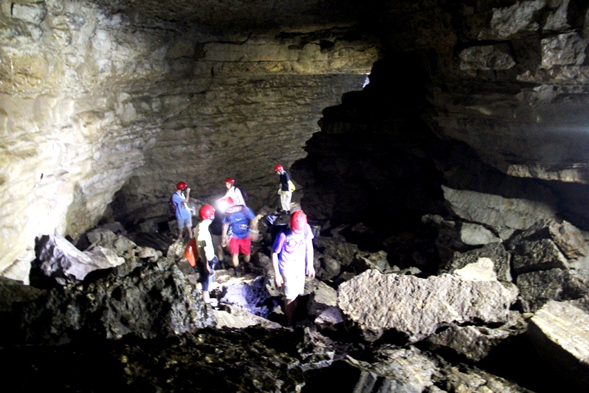 The route to there was relatively long, approximately 1.5 - 2 hrs. Hence, need good time management as very crucial since the daily visit is only 75-80 persons / day. Leave hotel around 0600 AM and reached about 8AM. About 200-300 meters before reaching the Jomblang Site, the road is very bumpy so for those who have motion sickness, please take good care of yourself. Upon reaching the site, you will bring to a pavilion where you make the payment of 500K IDR per pax. The cave tour started at 930AM sharp and ended around 1230 - 1PM. At the end of the tour, lunch was provided. The lunch given will be rice, a small chicken and some stir-fried tofu and beansprouts.