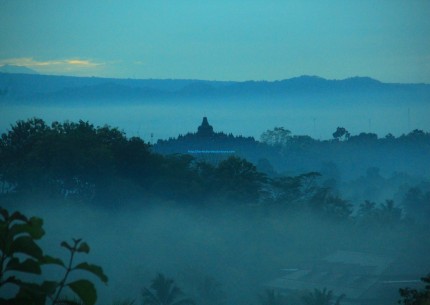 Punthuk Setumbu Sunrise & Borobudur go up to the Temple