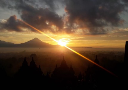 Sunrise at View Point, Go up to Borobudur Temple Tour