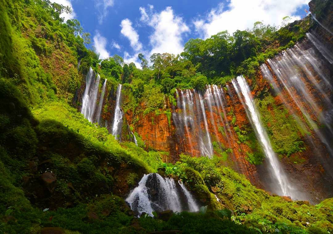 Тысяча водопадов. Водопад tumpak Sewu. Водопад Тумпак-севу, Ява, Индонезия. Sewu Индонезия. Остров Ява водопад.